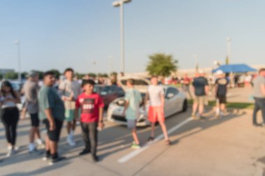 Bulanık hareket Dallas, Texas, ABD yerel otomobil katılan kişi çeşitli grup. Meşgul insanlar tüm yıl, marka ve model araçların tarama.
