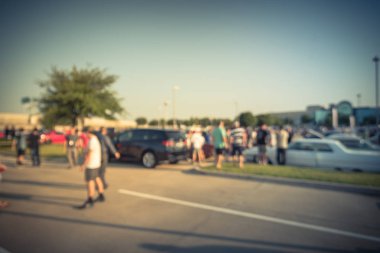 Bulanık hareket Dallas, Texas, ABD yerel otomobil katılan kişi çeşitli grup. Meşgul insanlar tüm yıl, marka ve model araçların tarama.