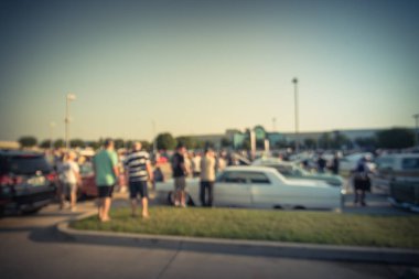 Bulanık hareket Dallas, Texas, ABD yerel otomobil katılan kişi çeşitli grup. Meşgul insanlar tüm yıl, marka ve model araçların tarama.