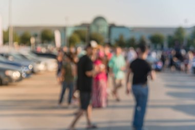 Bulanık hareket Dallas, Texas, ABD yerel otomobil katılan kişi çeşitli grup. Meşgul insanlar tüm yıl, marka ve model araçların tarama.