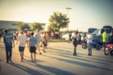 Bulanık hareket Dallas, Texas, ABD yerel otomobil katılan kişi çeşitli grup. Meşgul insanlar tüm yıl, marka ve model araçların tarama.