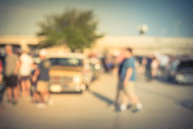 Bulanık hareket Dallas, Texas, ABD yerel otomobil katılan kişi çeşitli grup. Meşgul insanlar tüm yıl, marka ve model araçların tarama.