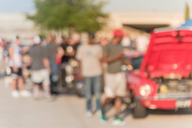 Bulanık hareket Dallas, Texas, ABD yerel otomobil katılan kişi çeşitli grup. Meşgul insanlar tüm yıl, marka ve model araçların tarama.