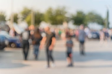 Bulanık hareket Dallas, Texas, ABD yerel otomobil katılan kişi çeşitli grup. Meşgul insanlar tüm yıl, marka ve model araçların tarama.