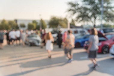 Bulanık hareket Dallas, Texas, ABD yerel otomobil katılan kişi çeşitli grup. Meşgul insanlar tüm yıl, marka ve model araçların tarama.