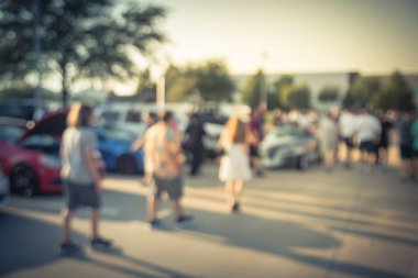 Bulanık hareket Dallas, Texas, ABD yerel otomobil katılan kişi çeşitli grup. Meşgul insanlar tüm yıl, marka ve model araçların tarama.