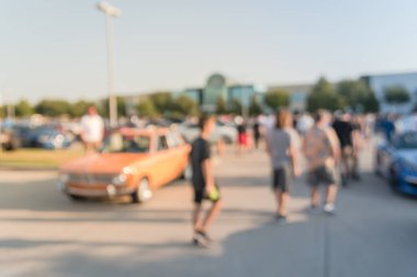 Bulanık hareket Dallas, Texas, ABD yerel otomobil katılan kişi çeşitli grup. Meşgul insanlar tüm yıl, marka ve model araçların tarama.