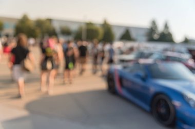 Bulanık hareket Dallas, Texas, ABD yerel otomobil katılan kişi çeşitli grup. Meşgul insanlar tüm yıl, marka ve model araçların tarama.