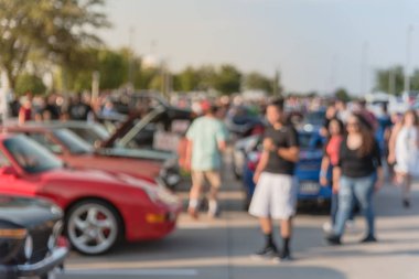 Bulanık hareket Dallas, Texas, ABD yerel otomobil katılan kişi çeşitli grup. Meşgul insanlar tüm yıl, marka ve model araçların tarama.