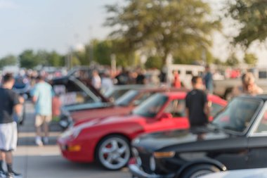 Bulanık hareket Dallas, Texas, ABD yerel otomobil katılan kişi çeşitli grup. Meşgul insanlar tüm yıl, marka ve model araçların tarama.