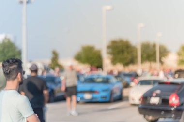 Bulanık hareket Dallas, Texas, ABD yerel otomobil katılan kişi çeşitli grup. Meşgul insanlar tüm yıl, marka ve model araçların tarama.