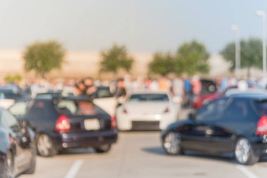 Bulanık hareket Dallas, Texas, ABD yerel otomobil katılan kişi çeşitli grup. Meşgul insanlar tüm yıl, marka ve model araçların tarama.