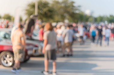 Bulanık hareket Dallas, Texas, ABD yerel otomobil katılan kişi çeşitli grup. Meşgul insanlar tüm yıl, marka ve model araçların tarama.