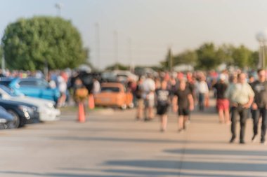 Bulanık hareket Dallas, Texas, ABD yerel otomobil katılan kişi çeşitli grup. Meşgul insanlar tüm yıl, marka ve model araçların tarama.