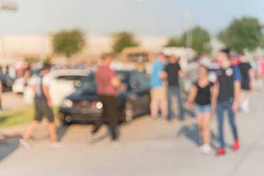 Bulanık hareket Dallas, Texas, ABD yerel otomobil katılan kişi çeşitli grup. Meşgul insanlar tüm yıl, marka ve model araçların tarama.