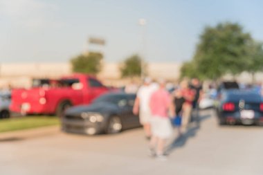 Bulanık hareket Dallas, Texas, ABD yerel otomobil katılan kişi çeşitli grup. Meşgul insanlar tüm yıl, marka ve model araçların tarama.