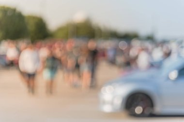 Bulanık hareket Dallas, Texas, ABD yerel otomobil katılan kişi çeşitli grup. Meşgul insanlar tüm yıl, marka ve model araçların tarama.