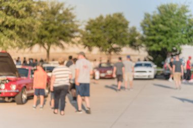 Bulanık hareket Dallas, Texas, ABD yerel otomobil katılan kişi çeşitli grup. Meşgul insanlar tüm yıl, marka ve model araçların tarama.
