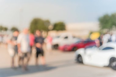 Bulanık hareket Dallas, Texas, ABD yerel otomobil katılan kişi çeşitli grup. Meşgul insanlar tüm yıl, marka ve model araçların tarama.