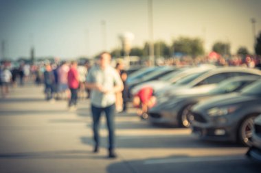 Bulanık hareket Dallas, Texas, ABD yerel otomobil katılan kişi çeşitli grup. Meşgul insanlar tüm yıl, marka ve model araçların tarama.