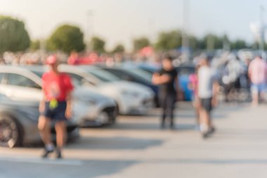 Bulanık hareket Dallas, Texas, ABD yerel otomobil katılan kişi çeşitli grup. Meşgul insanlar tüm yıl, marka ve model araçların tarama.