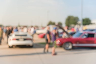 Bulanık hareket Dallas, Texas, ABD yerel otomobil katılan kişi çeşitli grup. Meşgul insanlar tüm yıl, marka ve model araçların tarama.