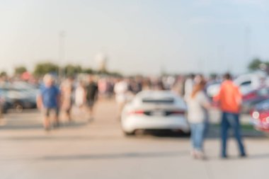 Bulanık hareket Dallas, Texas, ABD yerel otomobil katılan kişi çeşitli grup. Meşgul insanlar tüm yıl, marka ve model araçların tarama.