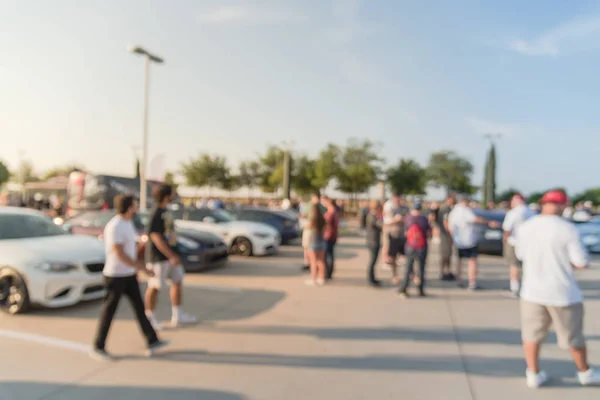 Movimento Desfocado Grupo Diversificado Pessoas Que Frequentam Feira Carros Local — Fotografia de Stock