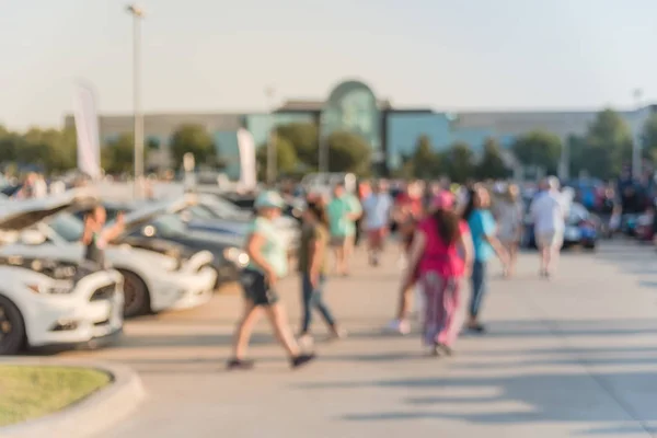 Movimento Desfocado Grupo Diversificado Pessoas Que Frequentam Feira Carros Local — Fotografia de Stock