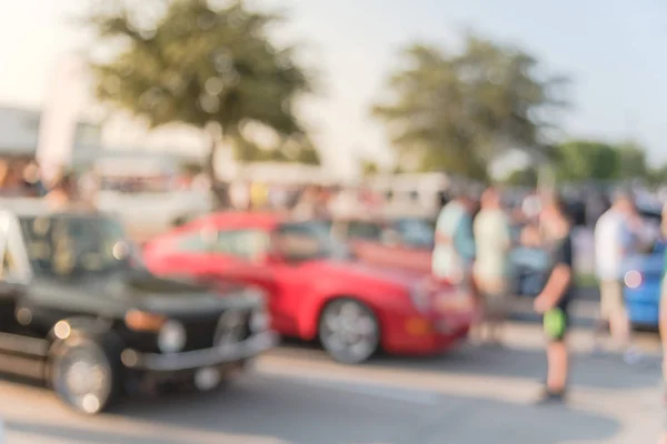 ダラス テキサス 米国で地元の自動車ショーに出席する人々 の多様なグループをぼやけ動き 忙しい人がすべての年 およびモデルの車を参照 — ストック写真