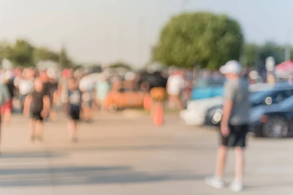 Movimento Desfocado Grupo Diversificado Pessoas Que Frequentam Feira Carros Local — Fotografia de Stock