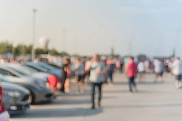 Movimento Desfocado Grupo Diversificado Pessoas Que Frequentam Feira Carros Local — Fotografia de Stock