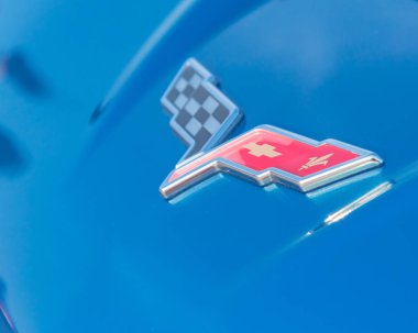 Dallas, Tx, bize-Temmuz 7, 2018:Close-mavi modern üstü açık araba Chevrolet tarafından üretilen Corvette marka logosuna kadar. Vette veya Chevy Corvette olarak bilinen Chevrolet spor otomobil markası amiral gemisi modeli olduğunu