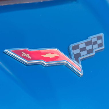 Dallas, Tx, bize-Temmuz 7, 2018:Close-mavi modern üstü açık araba Chevrolet tarafından üretilen Corvette marka logosuna kadar. Vette veya Chevy Corvette olarak bilinen Chevrolet spor otomobil markası amiral gemisi modeli olduğunu