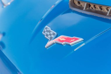 Dallas, Tx, bize-Temmuz 7, 2018:Close-mavi modern üstü açık araba Chevrolet tarafından üretilen Corvette marka logosuna kadar. Vette veya Chevy Corvette olarak bilinen Chevrolet spor otomobil markası amiral gemisi modeli olduğunu