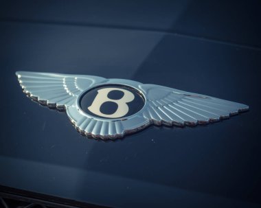 Dallas, Tx, bize-Temmuz 7, 2018:Close-Bentley lüks araba logosuna kadar. Bir İngiliz üretici ve pazarlamacı lüks otomobil, 1998 yılından bu yana Volkswagen Ag iştiraki. Crewe, İngiltere'de merkez. Vintage sesi
