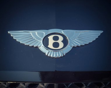 Dallas, Tx, bize-Temmuz 7, 2018:Close-Bentley lüks araba logosuna kadar. Bir İngiliz üretici ve pazarlamacı lüks otomobil, 1998 yılından bu yana Volkswagen Ag iştiraki. Crewe, İngiltere'de merkez. Vintage sesi