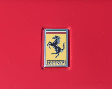 Dallas, Tx, bize-Temmuz 7, 2018:Close-kırmızı Ferrari supercar logosu kadar. Maranello dayalı bir İtalyan lüks spor otomobil üreticisi Ferrari N.V. olduğunu. Enzo Ferrari tarafından 1939 yılında kuruldu