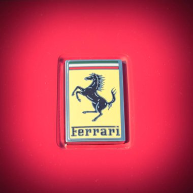 Dallas, Tx, bize-Temmuz 7, 2018:Close-kırmızı Ferrari supercar logosu kadar. Maranello dayalı bir İtalyan lüks spor otomobil üreticisi Ferrari N.V. olduğunu. Enzo Ferrari tarafından 1939 yılında kuruldu vintage sesi