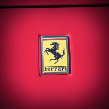 Dallas, Tx, bize-Temmuz 7, 2018:Close-kırmızı Ferrari supercar logosu kadar. Maranello dayalı bir İtalyan lüks spor otomobil üreticisi Ferrari N.V. olduğunu. Enzo Ferrari tarafından 1939 yılında kuruldu vintage sesi