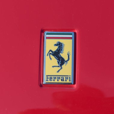 Dallas, Tx, bize-Temmuz 7, 2018:Close-kırmızı Ferrari supercar logosu kadar. Maranello dayalı bir İtalyan lüks spor otomobil üreticisi Ferrari N.V. olduğunu. Enzo Ferrari tarafından 1939 yılında kuruldu