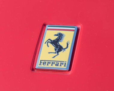 Dallas, Tx, bize-Temmuz 7, 2018:Close-kırmızı Ferrari supercar logosu kadar. Maranello dayalı bir İtalyan lüks spor otomobil üreticisi Ferrari N.V. olduğunu. Enzo Ferrari tarafından 1939 yılında kuruldu