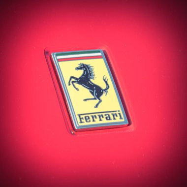 Dallas, Tx, bize-Temmuz 7, 2018:Close-kırmızı Ferrari supercar logosu kadar. Maranello dayalı bir İtalyan lüks spor otomobil üreticisi Ferrari N.V. olduğunu. Enzo Ferrari tarafından 1939 yılında kuruldu vintage sesi