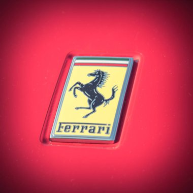 Dallas, Tx, bize-Temmuz 7, 2018:Close-kırmızı Ferrari supercar logosu kadar. Maranello dayalı bir İtalyan lüks spor otomobil üreticisi Ferrari N.V. olduğunu. Enzo Ferrari tarafından 1939 yılında kuruldu vintage sesi
