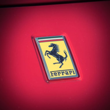 Dallas, Tx, bize-Temmuz 7, 2018:Close-kırmızı Ferrari supercar logosu kadar. Maranello dayalı bir İtalyan lüks spor otomobil üreticisi Ferrari N.V. olduğunu. Enzo Ferrari tarafından 1939 yılında kuruldu vintage sesi