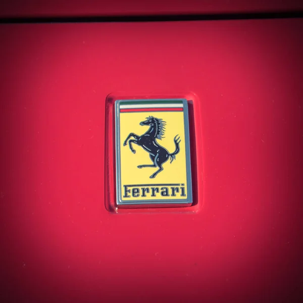 Dallas Jul 2018 Logotipo Primer Plano Del Superdeportivo Rojo Ferrari — Foto de Stock