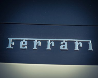 Dallas, Tx, bize-Temmuz 7, 2018:Close-doku Ferrari supercar kurmak. Maranello dayalı bir İtalyan lüks spor otomobil üreticisi Ferrari N.V. olduğunu. Enzo Ferrari tarafından 1939 yılında kuruldu. Amblem Mark rozet, Vintage