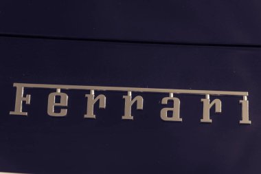 Dallas, Tx, bize-Temmuz 7, 2018:Close-doku Ferrari supercar kurmak. Maranello dayalı bir İtalyan lüks spor otomobil üreticisi Ferrari N.V. olduğunu. Enzo Ferrari tarafından 1939 yılında kuruldu. Amblem Mark rozet, Vintage