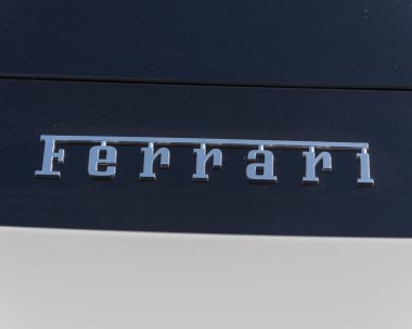 Dallas, Tx, bize-Temmuz 7, 2018:Close-doku Ferrari supercar kurmak. Maranello dayalı bir İtalyan lüks spor otomobil üreticisi Ferrari N.V. olduğunu. Enzo Ferrari tarafından 1939 yılında kuruldu. Amblem Mark rozet Logo