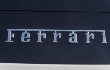 Dallas, Tx, bize-Temmuz 7, 2018:Close-doku Ferrari supercar kurmak. Maranello dayalı bir İtalyan lüks spor otomobil üreticisi Ferrari N.V. olduğunu. Enzo Ferrari tarafından 1939 yılında kuruldu. Amblem Mark rozet Logo